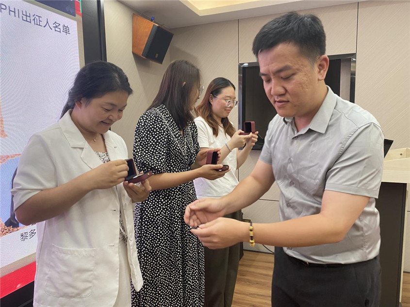 环亚集团集团纪念品颁发仪式