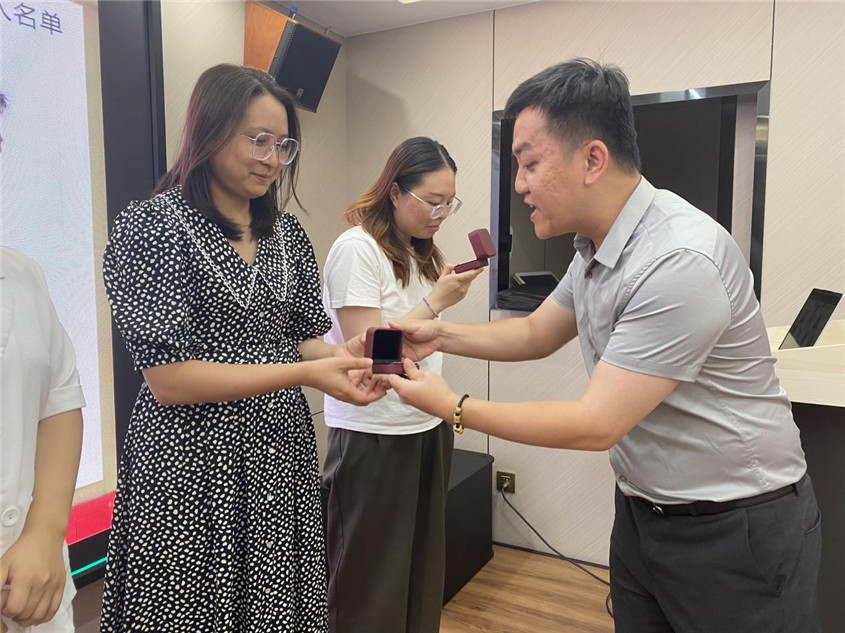 环亚集团集团纪念品颁发仪式
